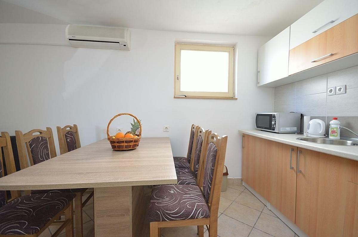 Ana * Tribunj (Sibenik-Knin)