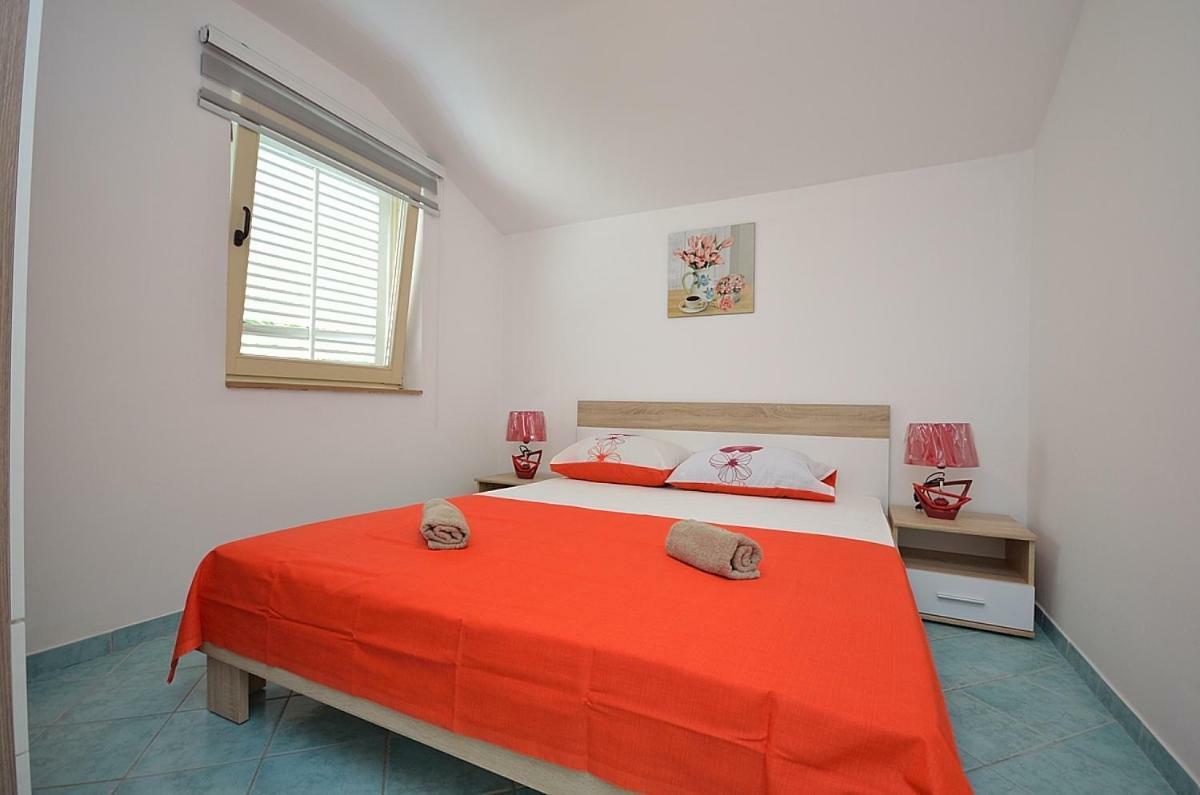 Ana * Tribunj (Sibenik-Knin)